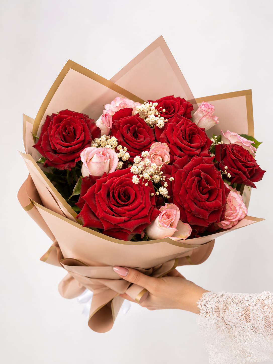 Deep red and blush rose bouquet in nude and gold wrapping, flower delivery Meknes